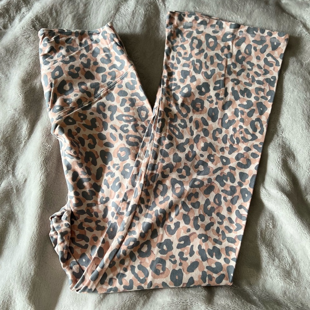Victoria Secret PINK Cheetah Print Straight Leggings